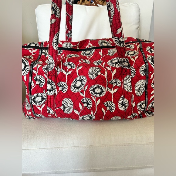 Vera Bradley Deco Daisy Red/white/black Floral Duffle Bag - Picture 2 of 9